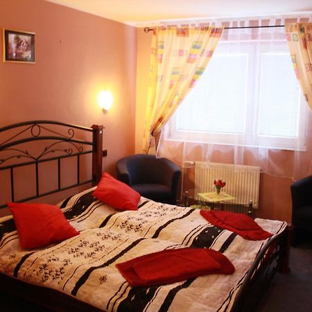 Garni Hotel Anne-Mary Пиещани Екстериор снимка