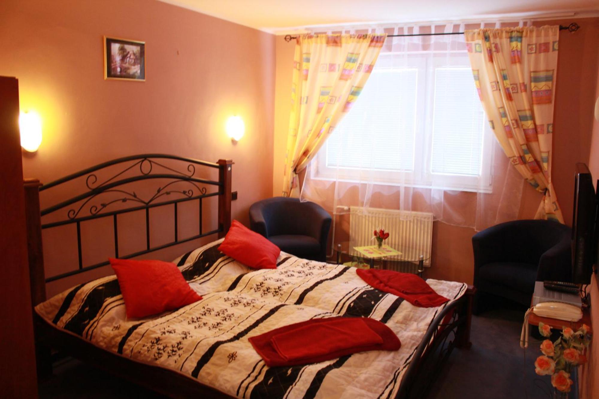 Garni Hotel Anne-Mary Пиещани Екстериор снимка
