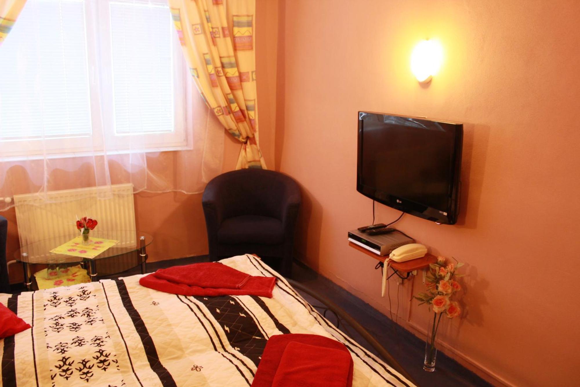 Garni Hotel Anne-Mary Пиещани Екстериор снимка