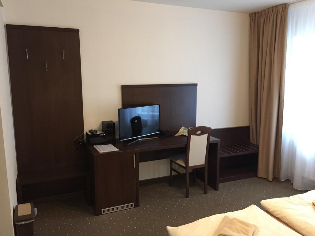 Garni Hotel Anne-Mary Пиещани Екстериор снимка