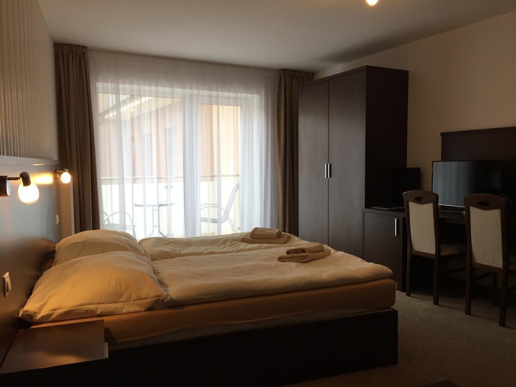 Garni Hotel Anne-Mary Пиещани Екстериор снимка