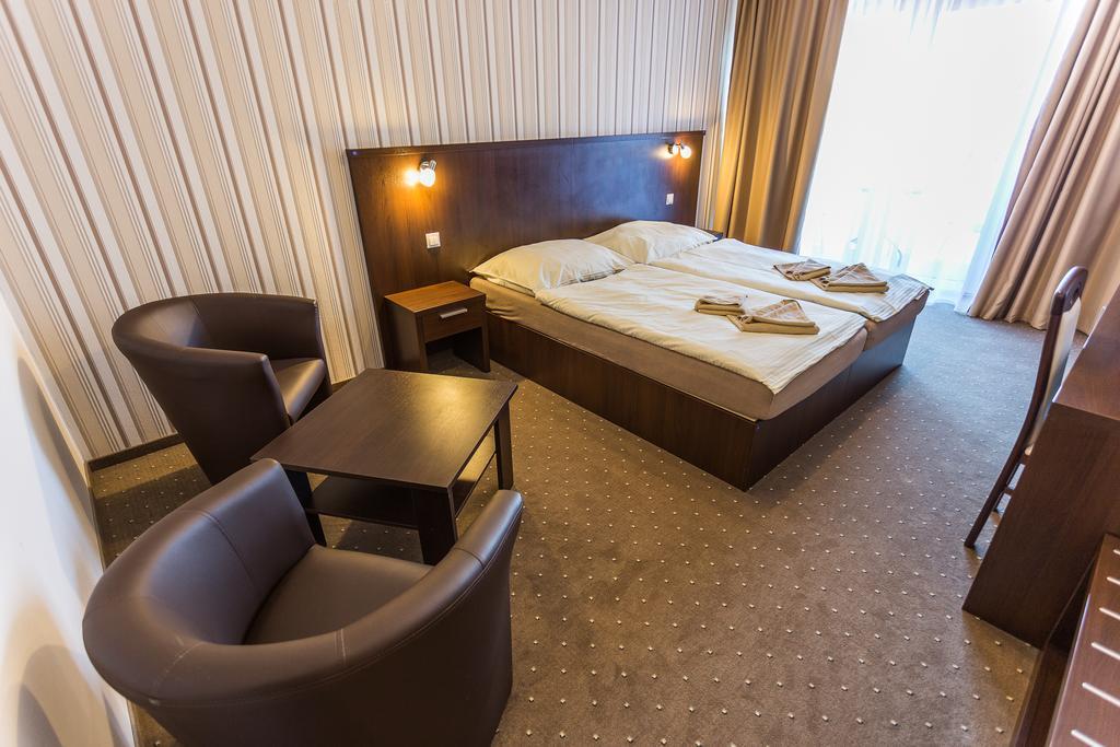Garni Hotel Anne-Mary Пиещани Екстериор снимка