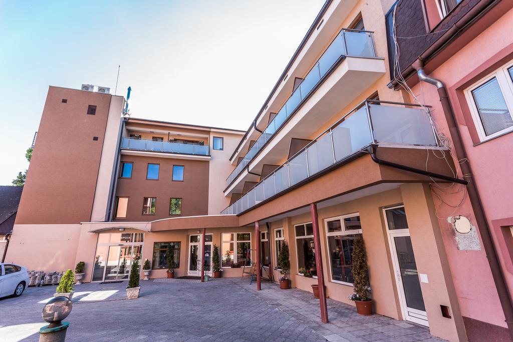 Garni Hotel Anne-Mary Пиещани Екстериор снимка