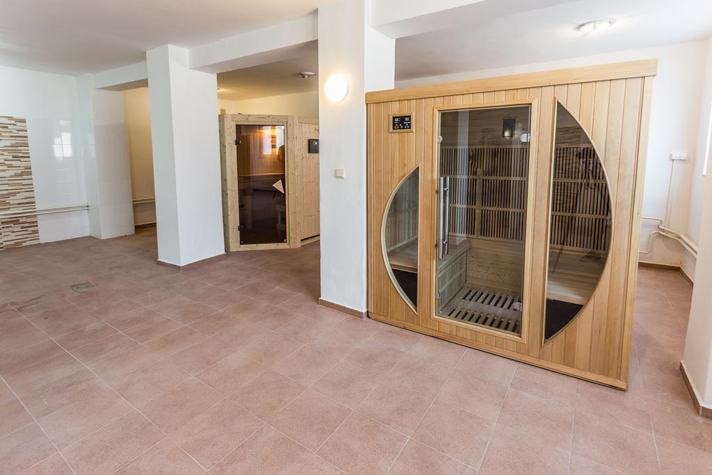 Garni Hotel Anne-Mary Пиещани Екстериор снимка