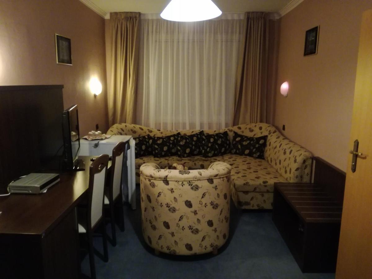 Garni Hotel Anne-Mary Пиещани Екстериор снимка