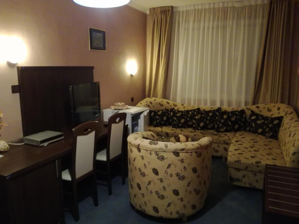 Garni Hotel Anne-Mary Пиещани Екстериор снимка